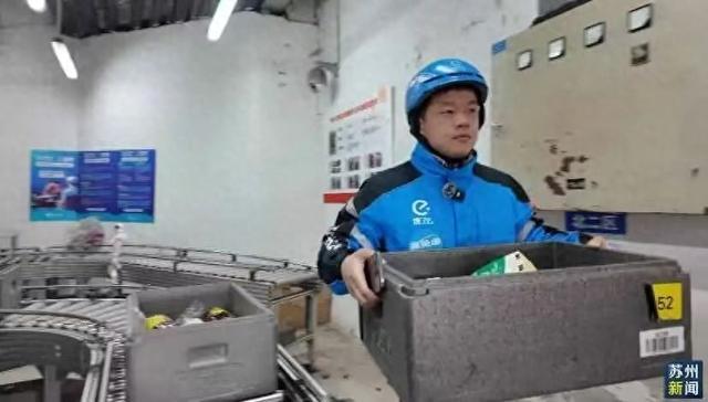 “换位跑一次”行动中，苏州相城经开区社会事业局副局长张亥秋体验外卖员的工作、生活。苏州新闻 图