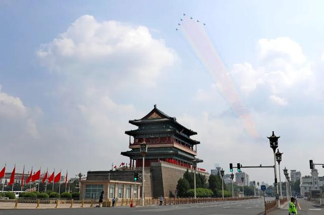 9月3日，7架歼-10表演机在京城上空划出14道彩烟。张立朝 摄