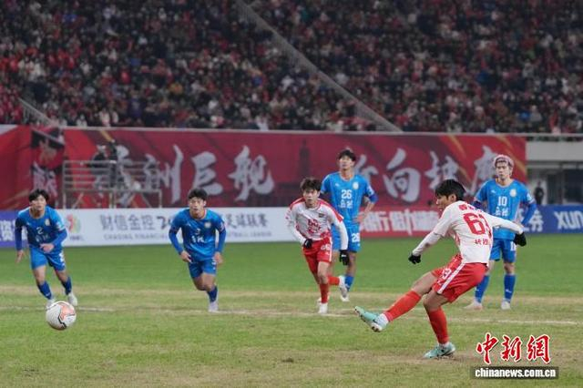 12月14日，“湘超”四分之一决赛在长沙进行。图为比赛现场。 中新社记者 杨华峰 摄