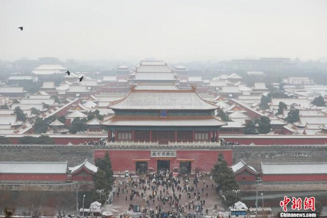 2025年12月12日，北京市迎来2025年入冬以来首场降雪，故宫博物院银装素裹。中新社记者 杨郁然 摄