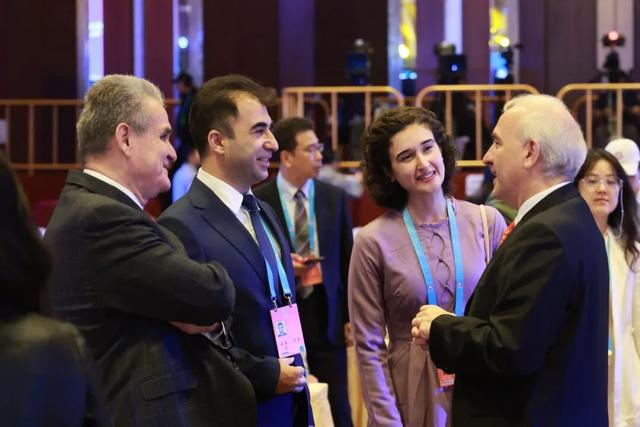 9月23日，2025北京文化论坛在京开幕。开幕式前与会嘉宾热烈交流。 贾同军摄