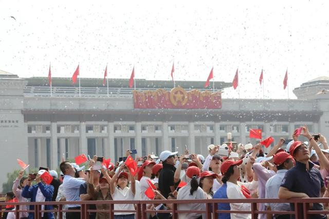 9月3日，纪念中国人民抗日战争暨世界反法西斯战争胜利80周年阅兵式现场，观礼人群热情洋溢。孙戉摄