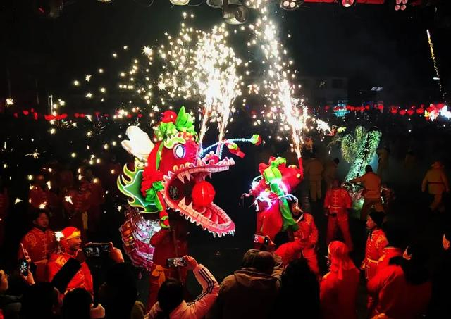 9月22日晚，游客来到石景山游乐园观看重磅引入的，山西省非物质文化遗产——平城纸龙实景演出。吴镝摄