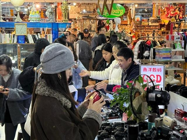 重庆董家溪跳蚤市场的周末集市上，不少年轻人专程赶来“淘宝”。新华社记者 李晓婷 摄