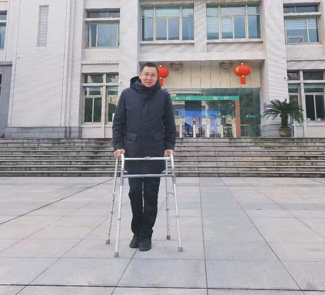 胡波平时需使用助行器辅助。受访者 图