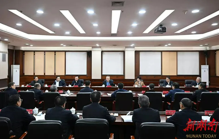 　沈晓明主持召开座谈会。