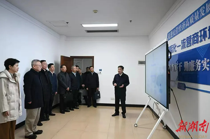 　沈晓明在省民营经济发展局观看营商环境诉求办理平台演示。