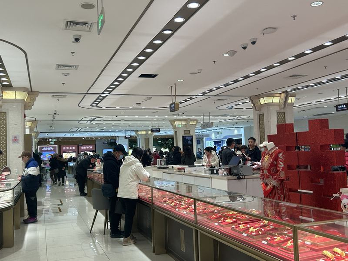 11月24日，北京菜百商场里，购买黄金饰品的消费者络绎不绝。新京报贝壳财经记者姜樊 摄