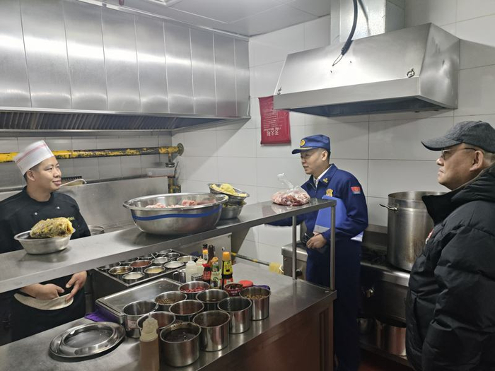 检查组在饭店后厨进行检查。海淀消防供图