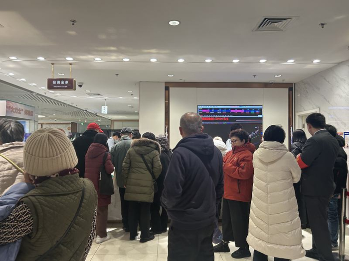 11月24日，北京菜百商场的投资金条柜台挤满了前来购买黄金的消费者。新京报贝壳财经记者姜樊 摄