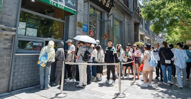 消费者排队购买某中国老字号推出的抹茶味冰激凌