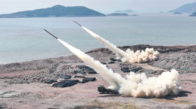 △陆军某旅炮兵分队的训练场景：组织实弹射击