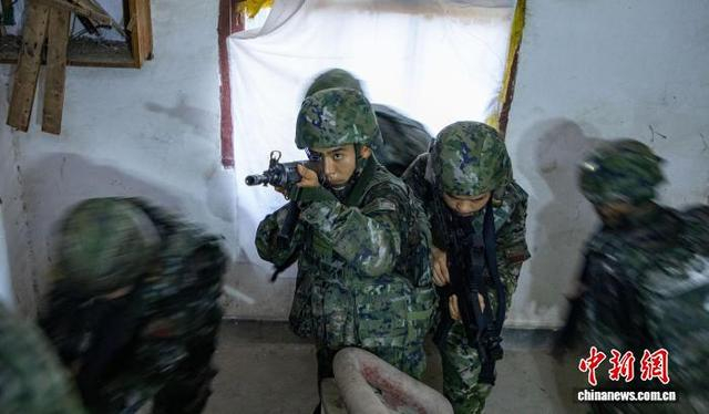 图为武警官兵在交替掩护快速突进。余海洋 摄 