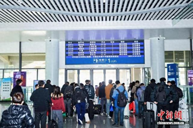 旅客在湖州东站候车。 浙江交通集团 供图