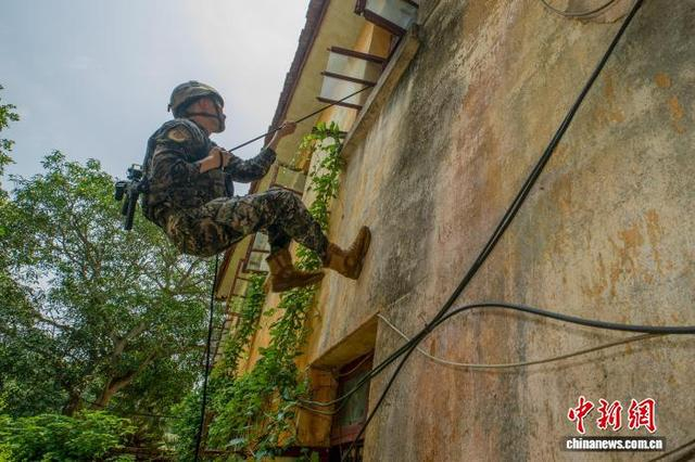 图为武警官兵在进行索降追敌。余海洋 摄 