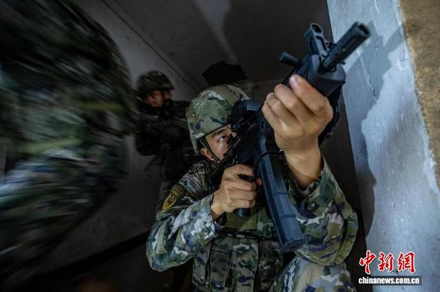 图为武警官兵在掩护队友追击。卢泳钢 摄 