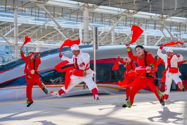 欢庆延安站庆祝西延高铁开通。张黎芝摄