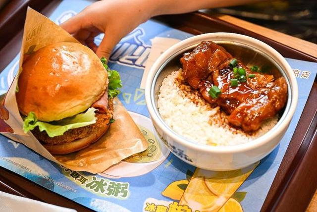 某中国凉皮快餐店推出汉堡产品线 受到消费者欢迎