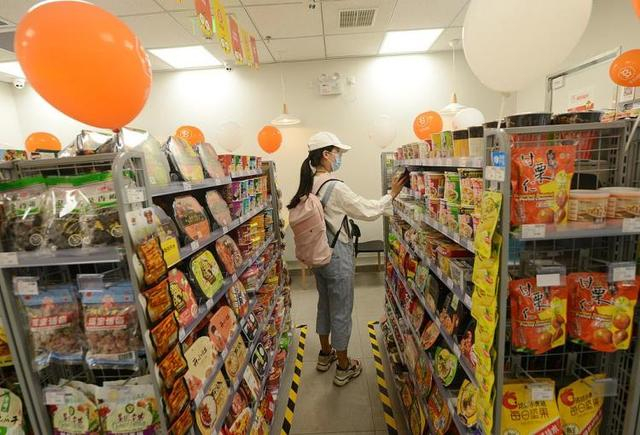 消费者在中国本土便利店选购商品