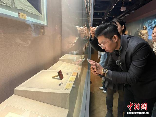 12月24日，台湾自媒体博主“历史哥”李易修参观西南联大博物馆。陈静 摄