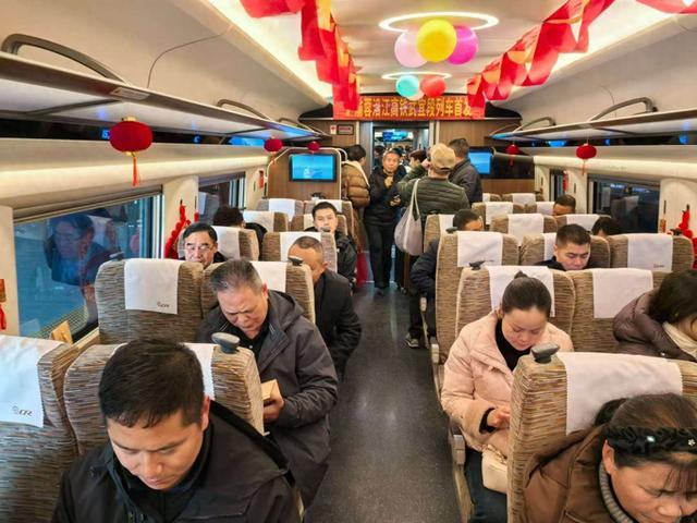 12月26日，乘客乘坐沪渝蓉沿江高铁武宜段G6800次列车。荆门九派通融媒体中心 供图