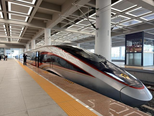 首发列车。澎湃新闻记者 陆玫 摄