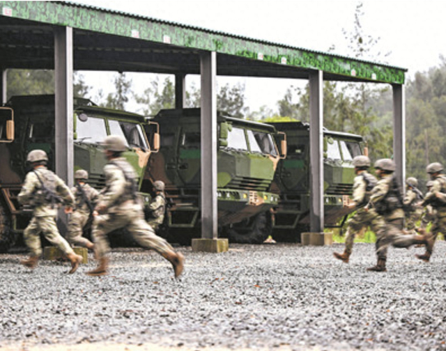 △陆军某旅炮兵分队的训练场景：官兵快速出动，奔赴战位