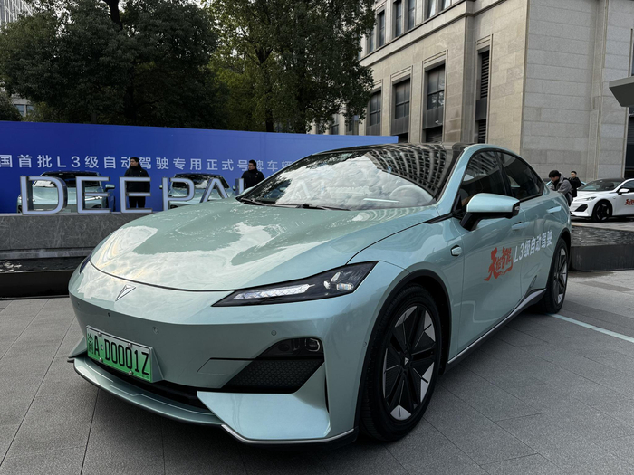 首块号牌为渝AD0001Z的深蓝L3级自动驾驶车辆。新京报贝壳财经记者 王琳琳 摄
