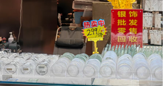 水贝市场的银饰销售柜台 吴家明/摄