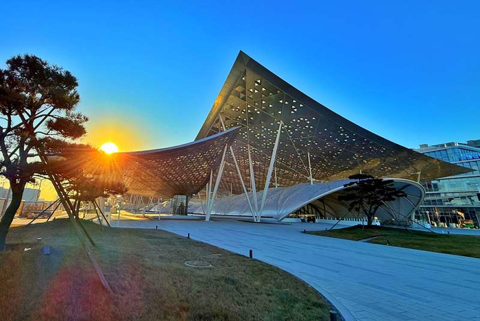 副中心枢纽和车站的主体部分均位于地下，通过“京帆”屋盖实现采光。新京报记者 王贵彬 摄