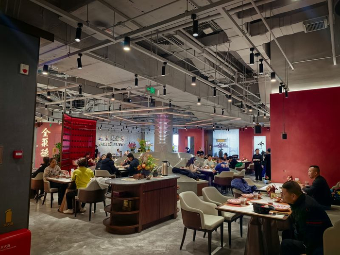 全聚德位于湾里·王府井WellTown的门店在试营业期间实现客流、营收双爆发。受访者供图