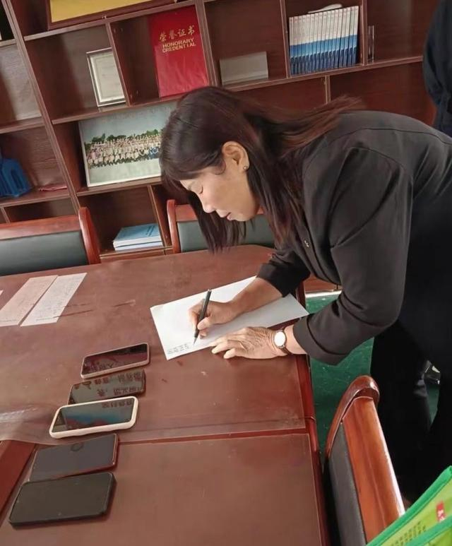 程先生在社交媒体上发布的贾霞照片