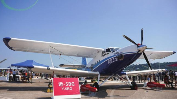 中国“空中拖拉机”运-5，68年还不退役，原型俄罗斯要换，要跟进吗？|运输机|运-5|俄罗斯