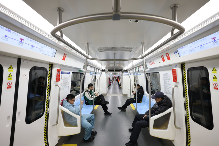 市民乘坐18号线地铁列车。新京报记者 王贵彬 摄