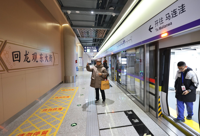 市民在回龙观东大街站打卡拍照。新京报记者 王贵彬 摄