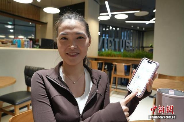 近日，哈薩克斯坦阿斯塔納，阿羅扎展示自己的中文購物頁面。中新社記者 單璐 攝