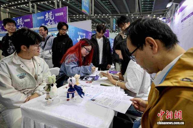东莞展团“潮玩之都”板块及潮玩链主企业招聘专区吸引年轻求职者。程永强 摄