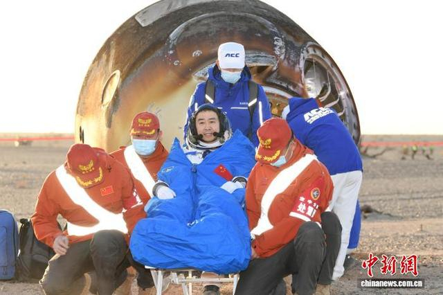 11月14日，神舟二十号航天员乘组成功返回地面。图为航天员陈冬安全出舱。汪江波 摄