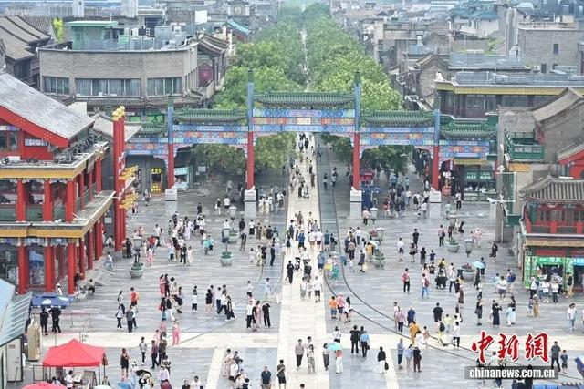 资料图：俯瞰正阳桥牌楼和前门大街的市井喧嚣。 中新社记者 王紫儒 摄