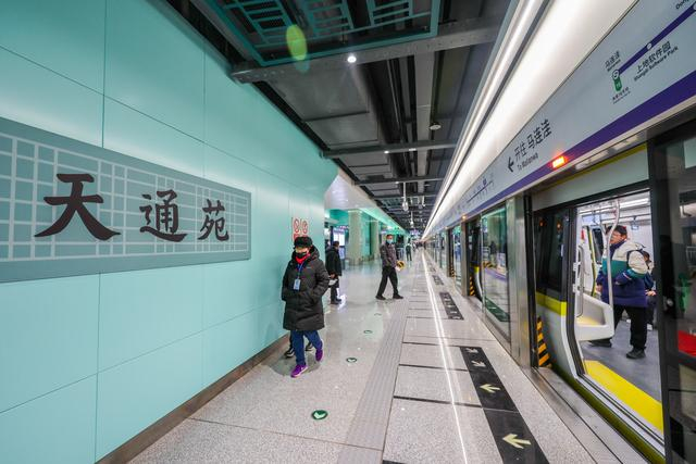 12月27日，地铁18号线开通试运营。在天通苑站，市民体验新线新站。 本报记者 邓伟摄