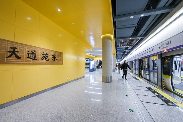 12月27日，地铁18号线开通试运营。天通苑东站，市民体验新线新站。 本报记者 邓伟摄