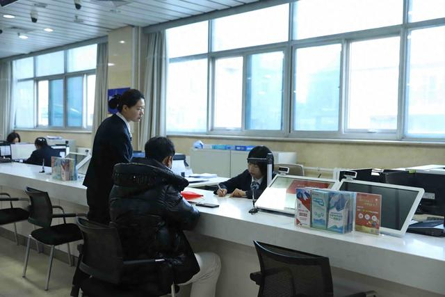 工作人员正在为群众办理相关业务。平谷区委宣传部供图