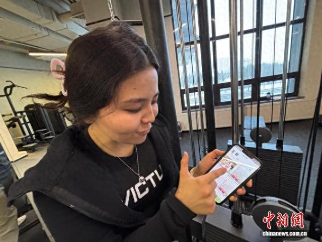 近日，哈薩克斯坦阿斯塔納，朱爾杜茲展示如何使用中國電商平臺。中新社記者 單璐 攝