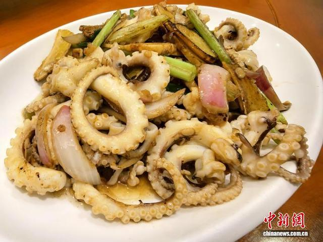 姜葱炒八爪鱼，是广东台山当地的渔村风味。李晓春 摄