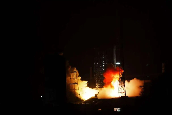 长征三号乙运载火箭点火起飞。王小月 摄