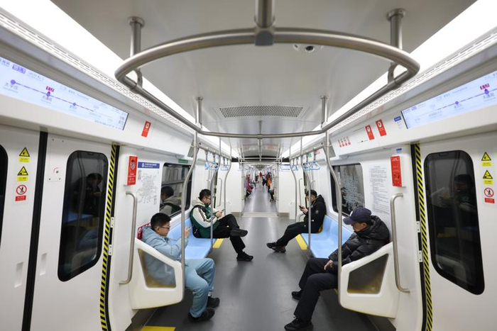 市民乘坐18号线地铁列车。新京报记者 王贵彬 摄