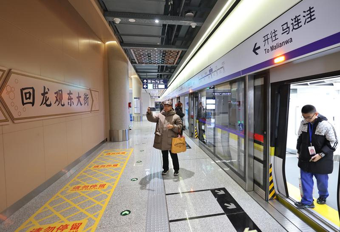 市民在回龙观东大街站打卡拍照。新京报记者 王贵彬 摄