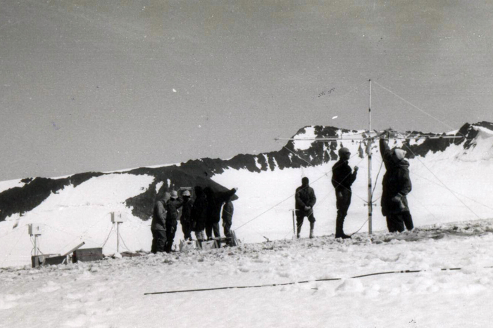 1965年7月登山队在麦金利山进行测试运行期间架设监视设备。