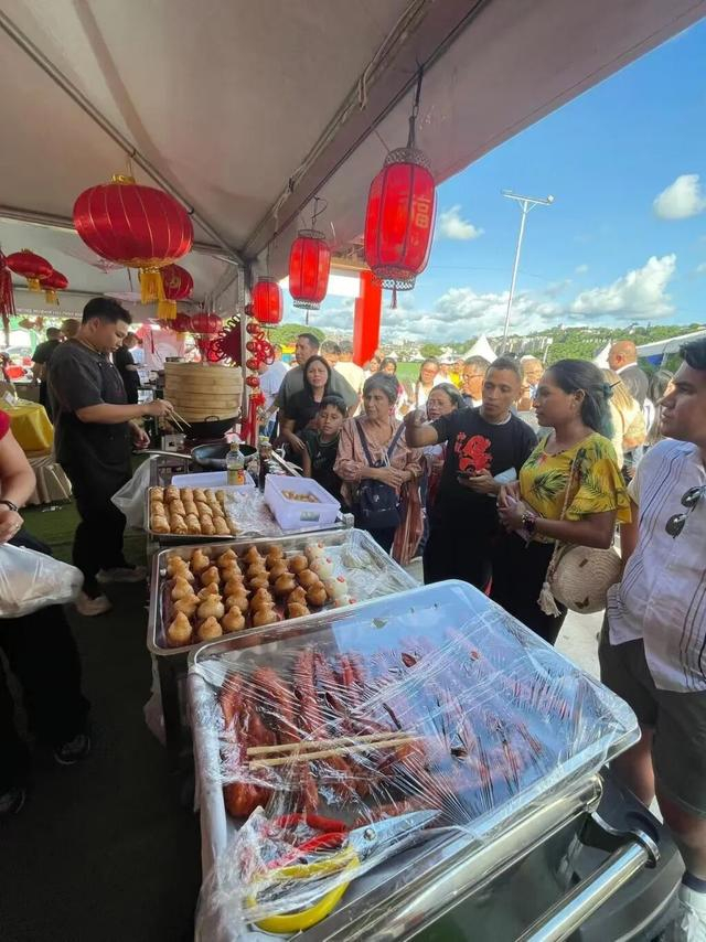     委内瑞拉民众购买食物。受访者供图   