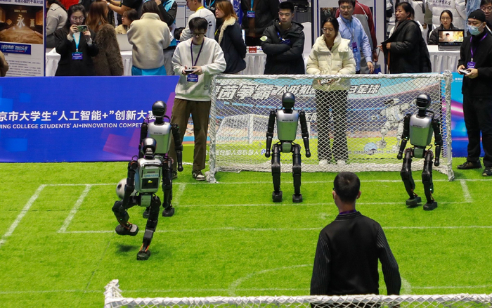 机器人足球赛现场对战。 受访者供图